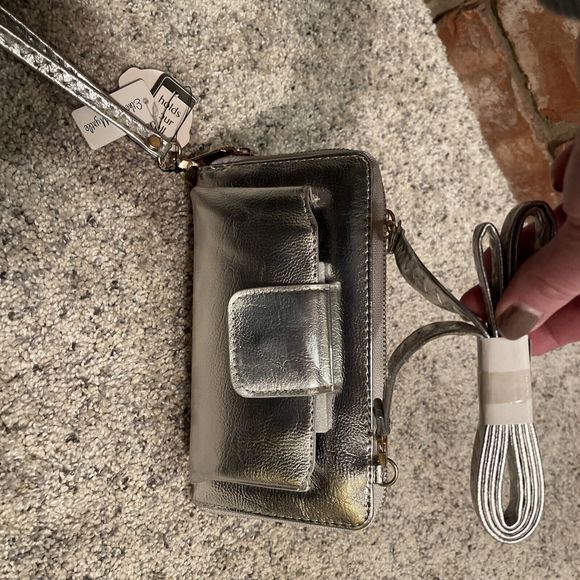 Ethel & Myrtle Silver Wristlet Crossbody Wallet NWT - Picture 4 of 7